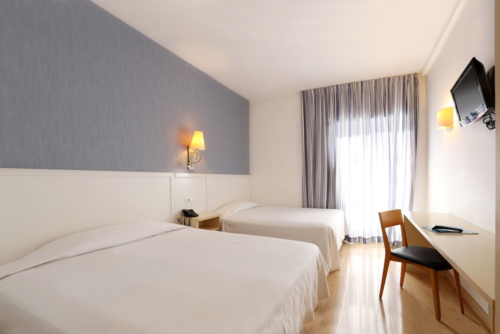 Guitart Central Park Aqua Resort — Hotel rooms in Lloret de Mar, Catalonia