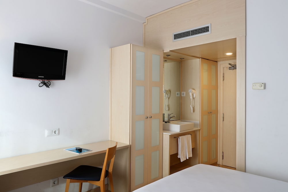 Guitart Central Park Aqua Resort — Hotel rooms in Lloret de Mar, Catalonia