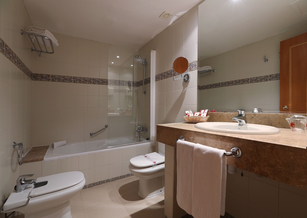 Guitart Central Park Aqua Resort — Hotel rooms in Lloret de Mar, Catalonia