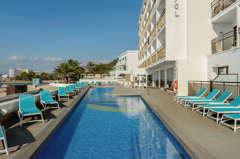 Hotel Vibra S´Estanyol — Swimming pool in San Antonio, Balearic Islands