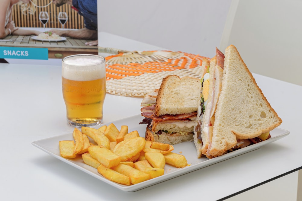 Hotel Vibra S´Estanyol — Restaurant & bars in San Antonio, Balearic Islands