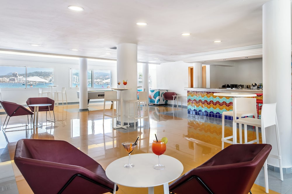 Hotel Vibra S´Estanyol — Restaurant & bars in San Antonio, Balearic Islands