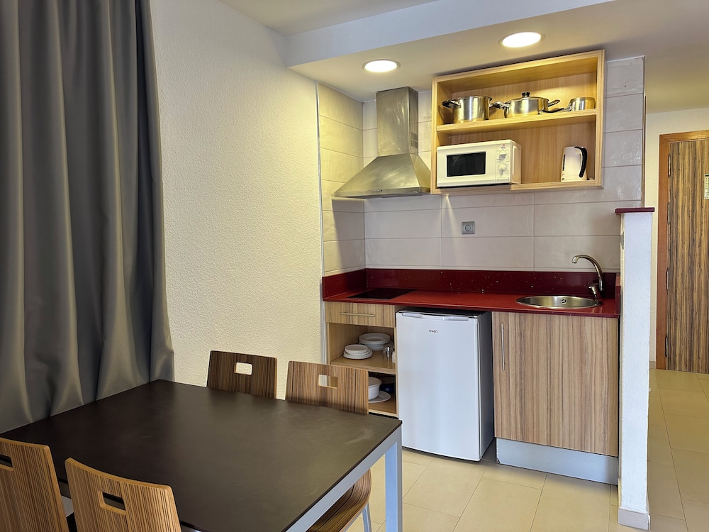 Ibiza JET Apartamentos - Adults Only — Hotel rooms in Playa d'en Bossa, Balearic Islands