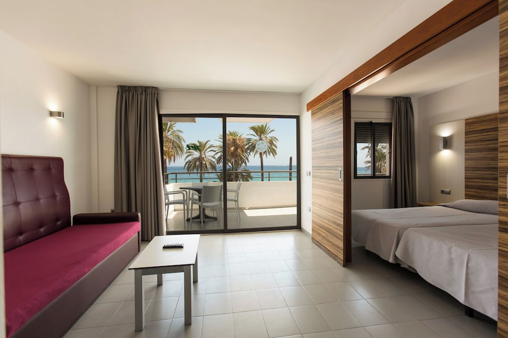 Ibiza JET Apartamentos - Adults Only — Hotel rooms in Playa d'en Bossa, Balearic Islands