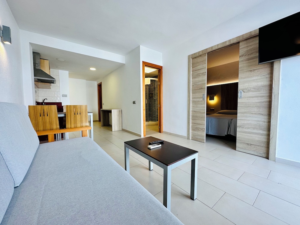 Ibiza JET Apartamentos - Adults Only — Hotel rooms in Playa d'en Bossa, Balearic Islands