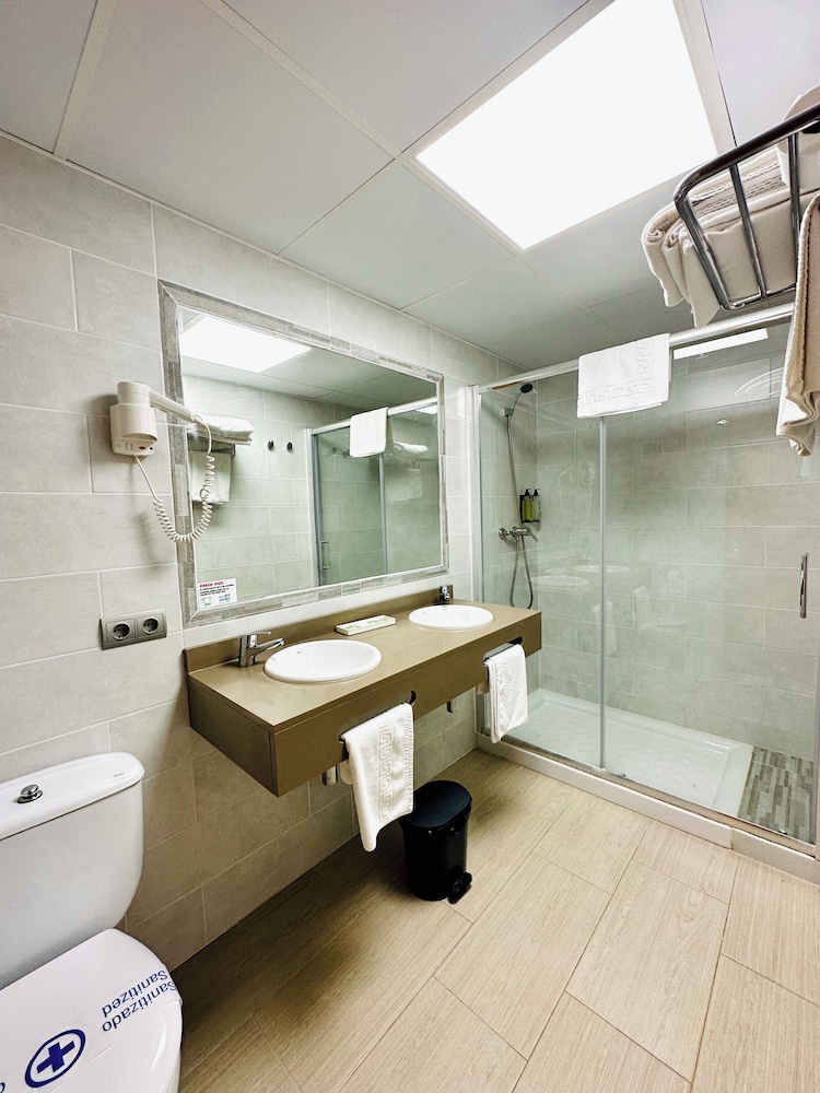 Ibiza JET Apartamentos - Adults Only — Hotel rooms in Playa d'en Bossa, Balearic Islands