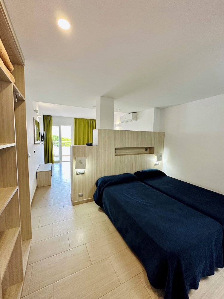 Ibiza JET Apartamentos - Adults Only — Hotel rooms in Playa d'en Bossa, Balearic Islands