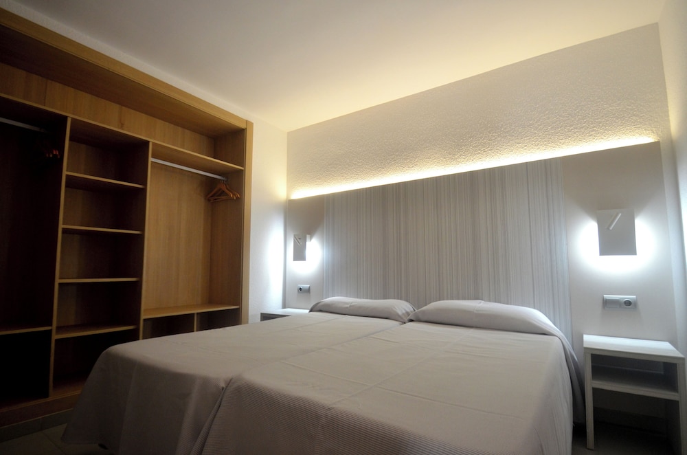 Ibiza JET Apartamentos - Adults Only — Hotel rooms in Playa d'en Bossa, Balearic Islands