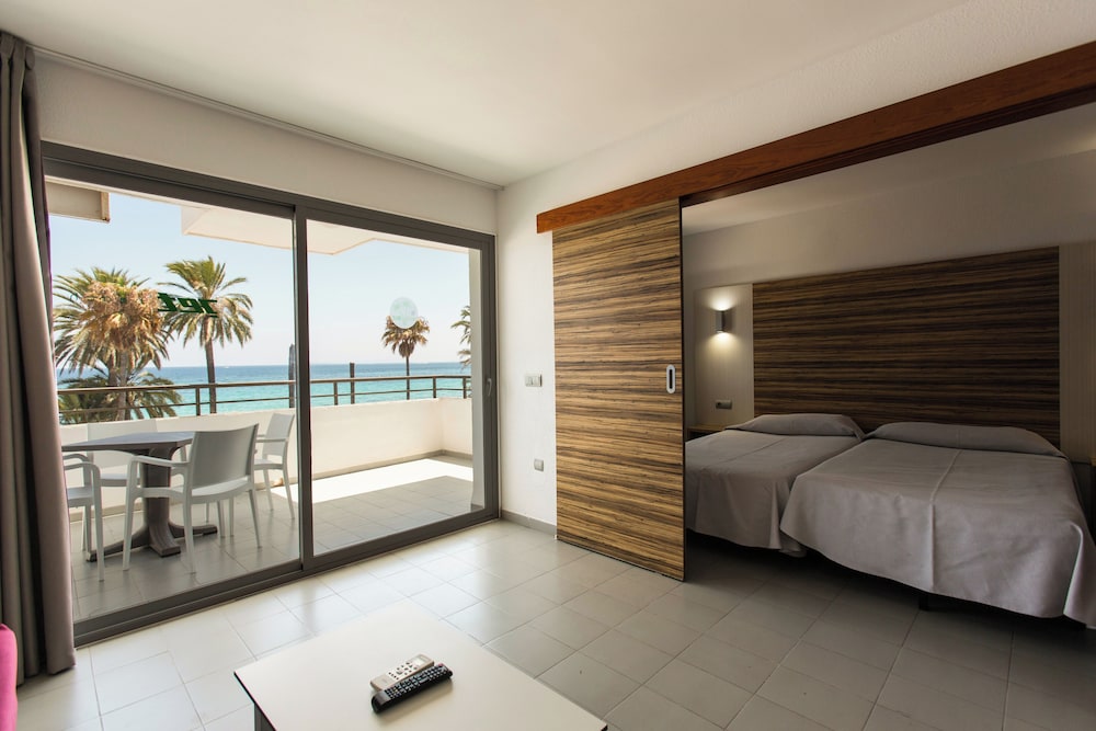 Ibiza JET Apartamentos - Adults Only — Hotel rooms in Playa d'en Bossa, Balearic Islands