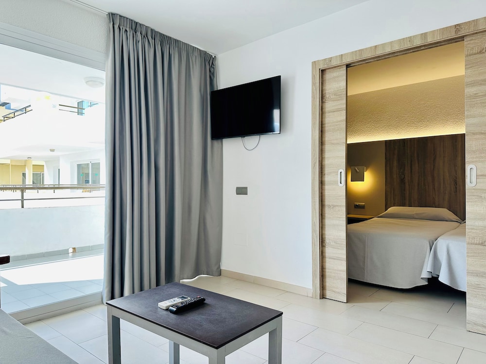 Ibiza JET Apartamentos - Adults Only — Hotel rooms in Playa d'en Bossa, Balearic Islands