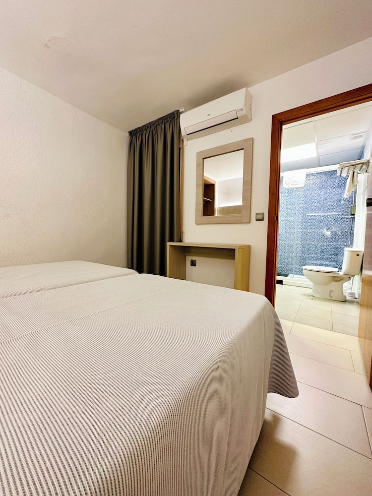 Ibiza JET Apartamentos - Adults Only — Hotel rooms in Playa d'en Bossa, Balearic Islands