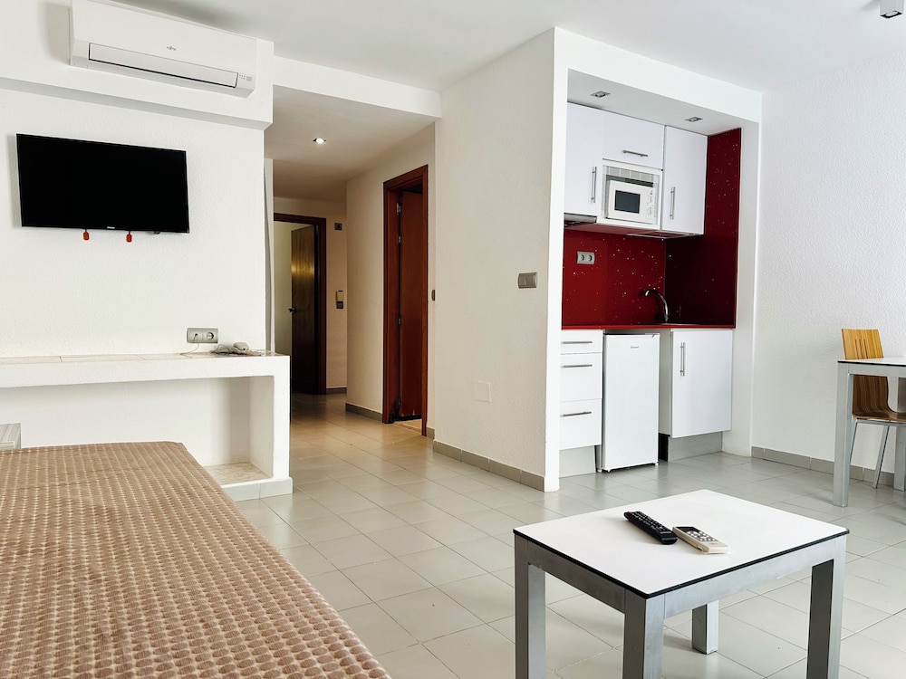 Ibiza JET Apartamentos - Adults Only — Hotel rooms in Playa d'en Bossa, Balearic Islands
