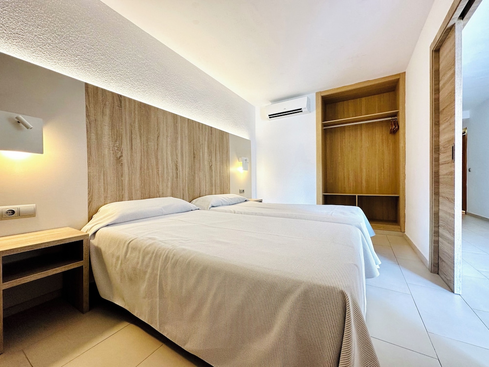 Ibiza JET Apartamentos - Adults Only — Hotel rooms in Playa d'en Bossa, Balearic Islands