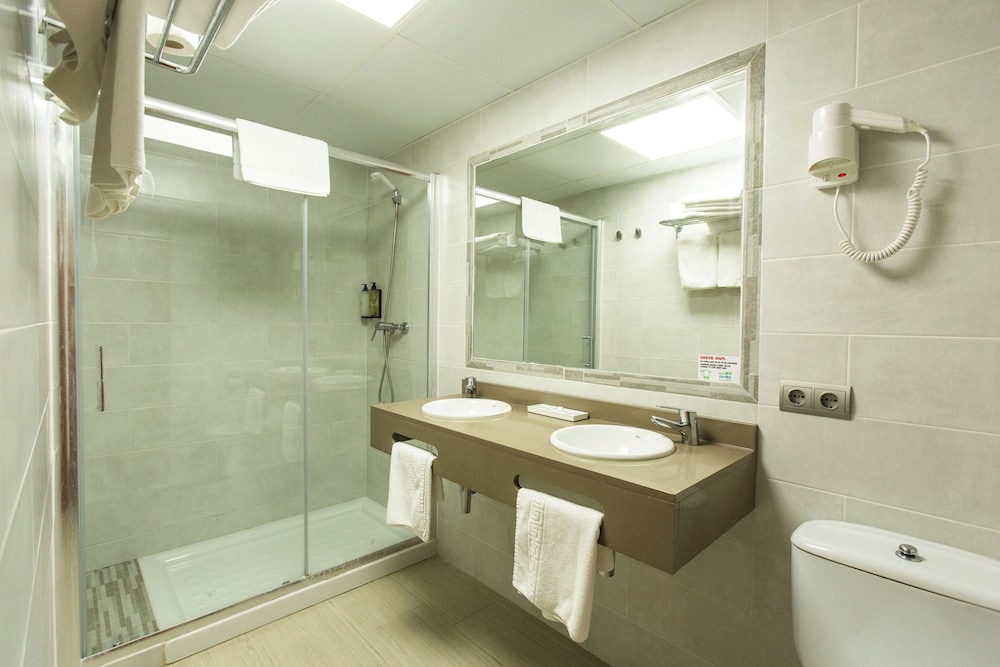 Ibiza JET Apartamentos - Adults Only — Hotel rooms in Playa d'en Bossa, Balearic Islands