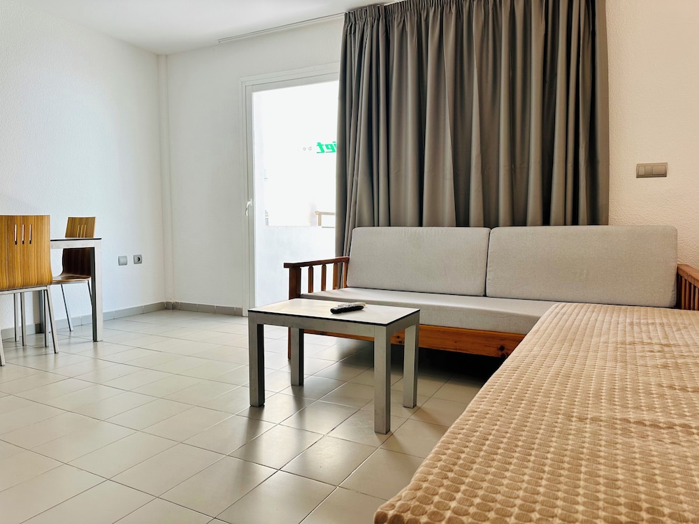 Ibiza JET Apartamentos - Adults Only — Hotel rooms in Playa d'en Bossa, Balearic Islands