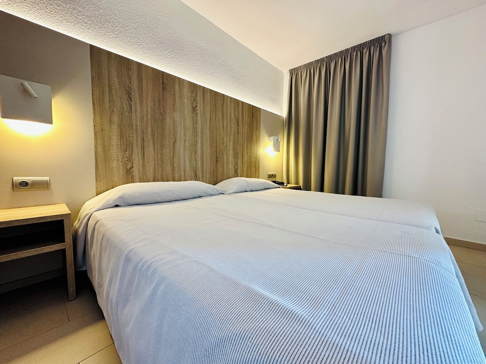 Ibiza JET Apartamentos - Adults Only — Hotel rooms in Playa d'en Bossa, Balearic Islands