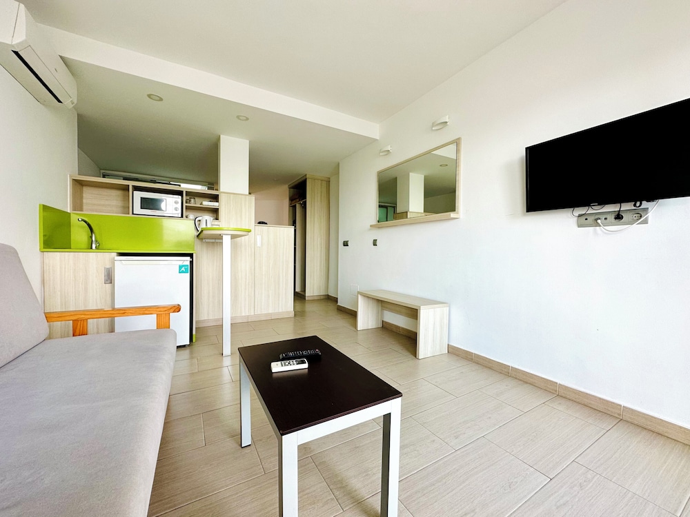 Ibiza JET Apartamentos - Adults Only — Hotel rooms in Playa d'en Bossa, Balearic Islands