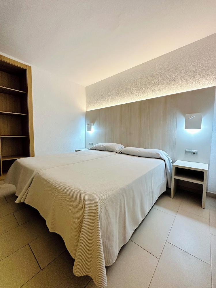 Ibiza JET Apartamentos - Adults Only — Hotel rooms in Playa d'en Bossa, Balearic Islands