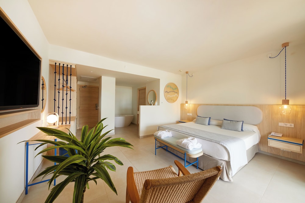 TUI BLUE Victoria Menorca — Hotel rooms in Santo Tomas, Balearic Islands