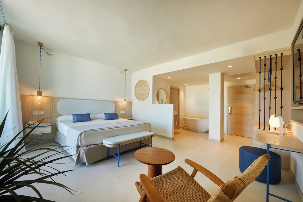 TUI BLUE Victoria Menorca — Hotel rooms in Santo Tomas, Balearic Islands