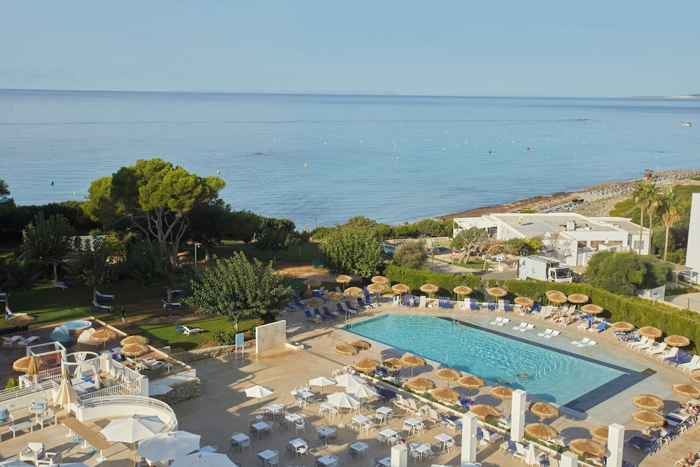 TUI BLUE Victoria Menorca — Swimming pool in Santo Tomas, Balearic Islands
