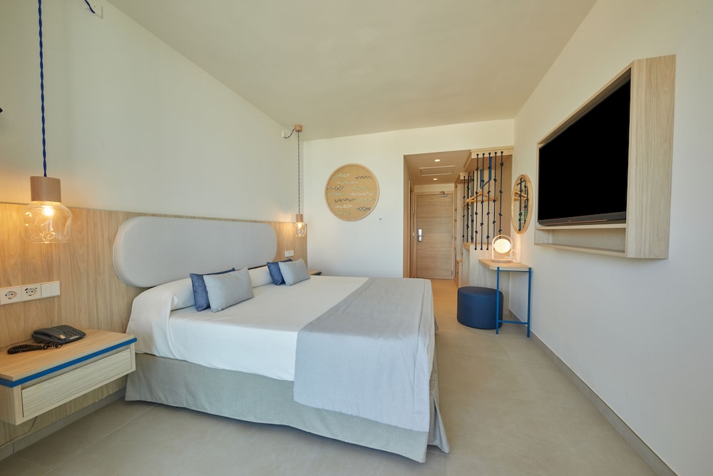 TUI BLUE Victoria Menorca — Hotel rooms in Santo Tomas, Balearic Islands