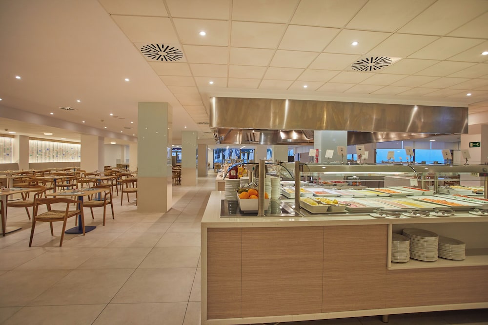 TUI BLUE Victoria Menorca — Restaurant & bars in Santo Tomas, Balearic Islands