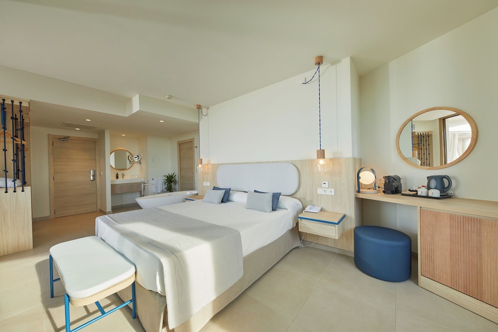 TUI BLUE Victoria Menorca — Hotel rooms in Santo Tomas, Balearic Islands