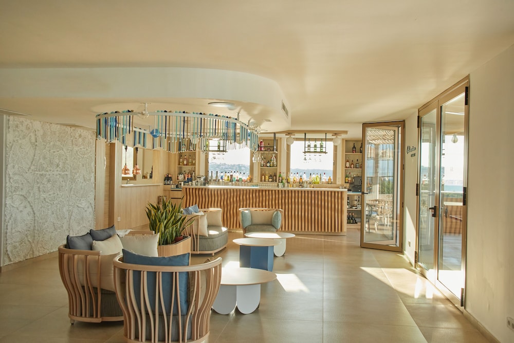 TUI BLUE Victoria Menorca — Restaurant & bars in Santo Tomas, Balearic Islands