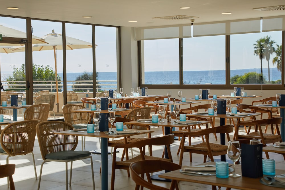 TUI BLUE Victoria Menorca — Restaurant & bars in Santo Tomas, Balearic Islands