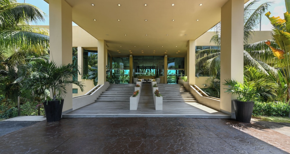 Generations Riviera Maya Oceanfront Family Resort, All & More Inclusive — Hotel building in Playa del Carmen, Quintana Roo
