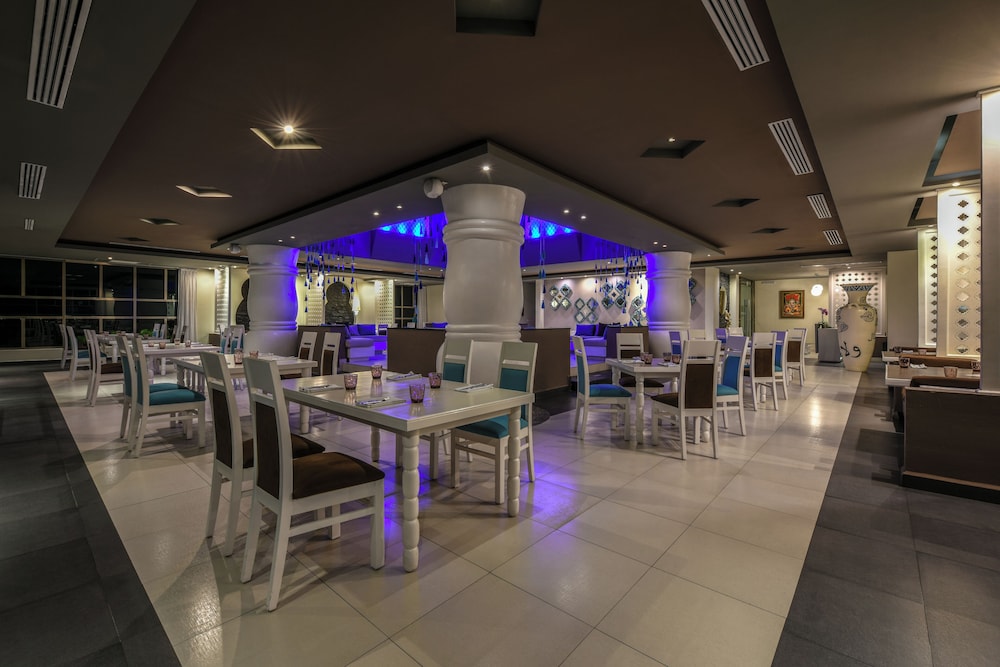 Generations Riviera Maya Oceanfront Family Resort, All & More Inclusive — Restaurant & bars in Playa del Carmen, Quintana Roo