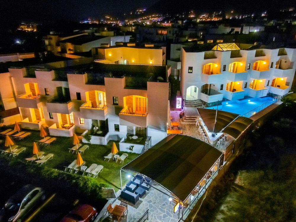 Elounda Alikes Suites & Studios — Hotel building in Elounda