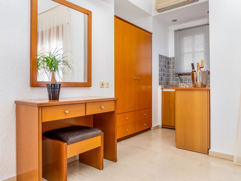 Elounda Alikes Suites & Studios — Hotel rooms in Elounda