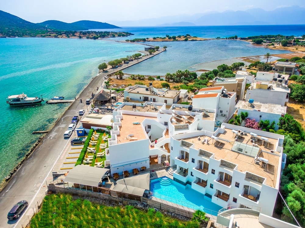 Elounda Alikes Suites & Studios — Hotel building in Elounda