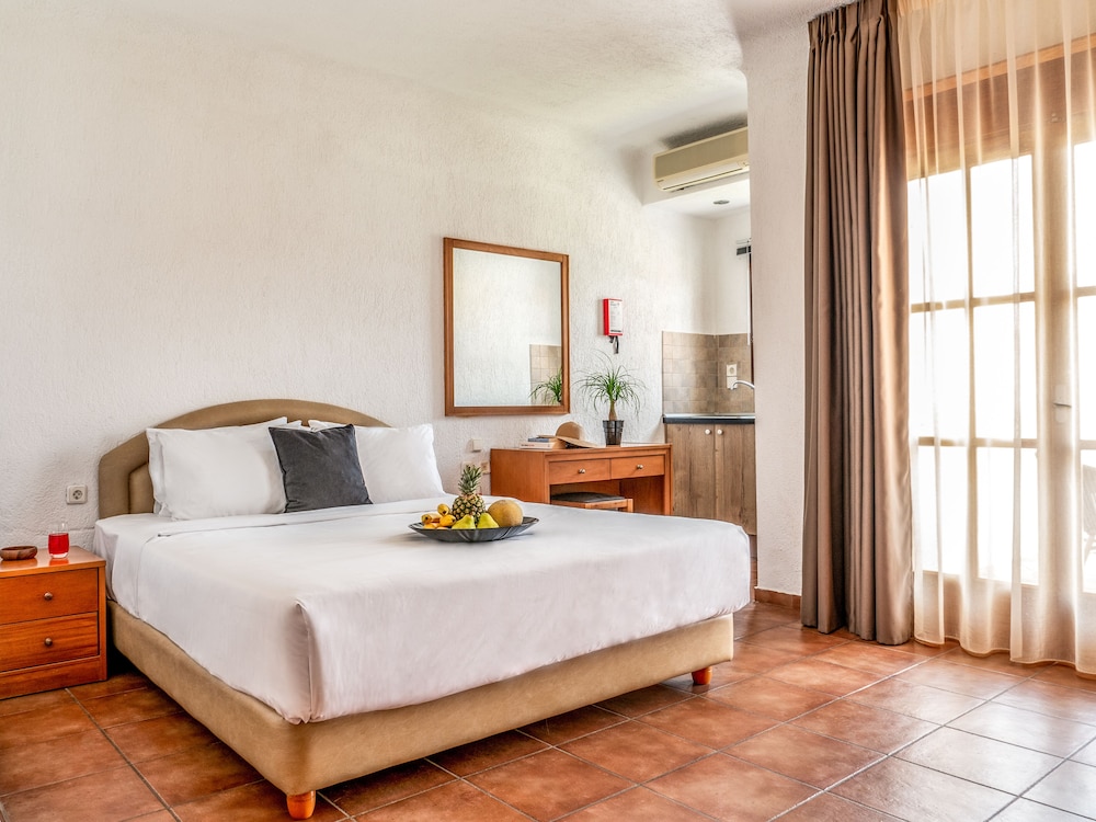 Elounda Alikes Suites & Studios — Hotel rooms in Elounda
