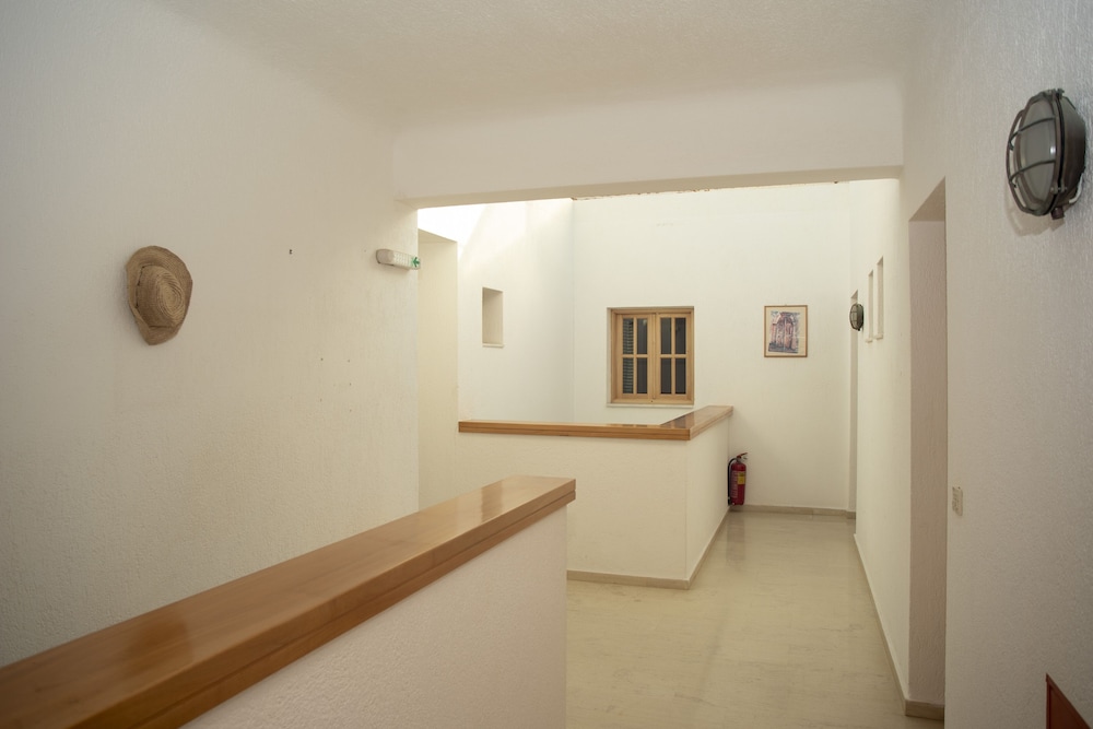Elounda Alikes Suites & Studios — Hotel building in Elounda