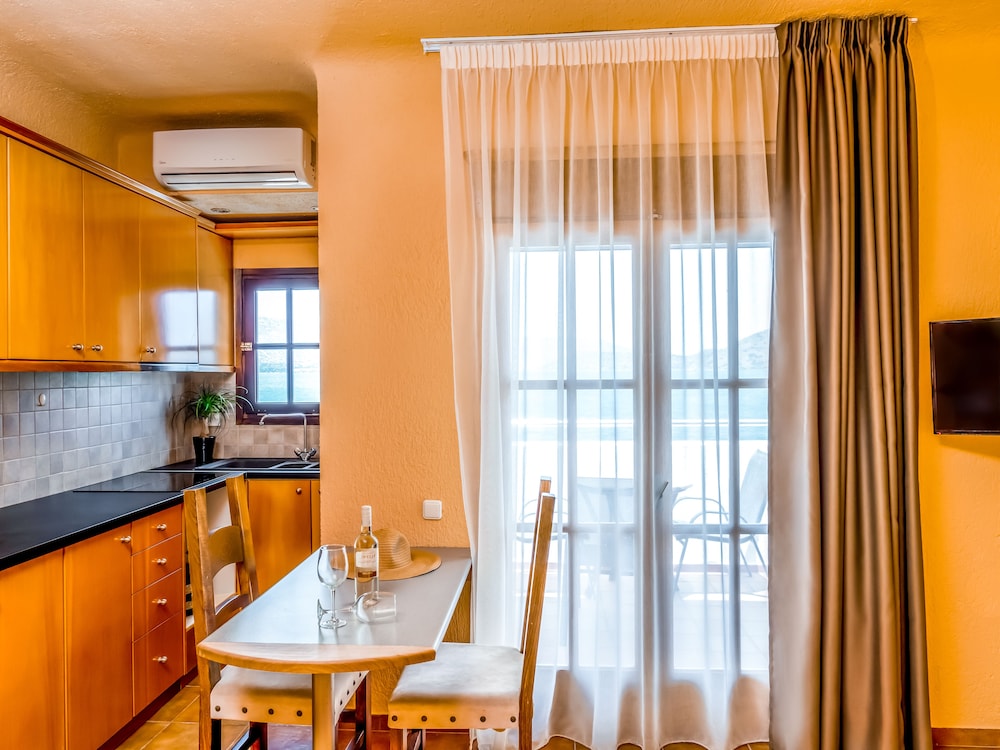 Elounda Alikes Suites & Studios — Hotel rooms in Elounda