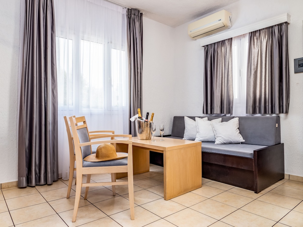 Elounda Alikes Suites & Studios — Hotel rooms in Elounda