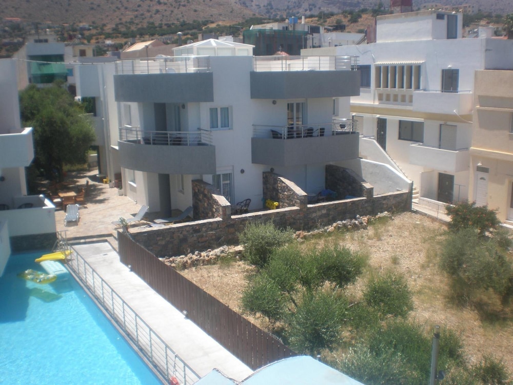 Elounda Alikes Suites & Studios — Hotel building in Elounda