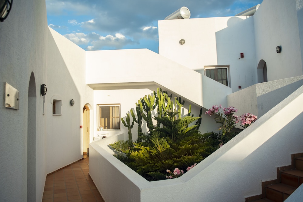 Elounda Alikes Suites & Studios — Hotel building in Elounda