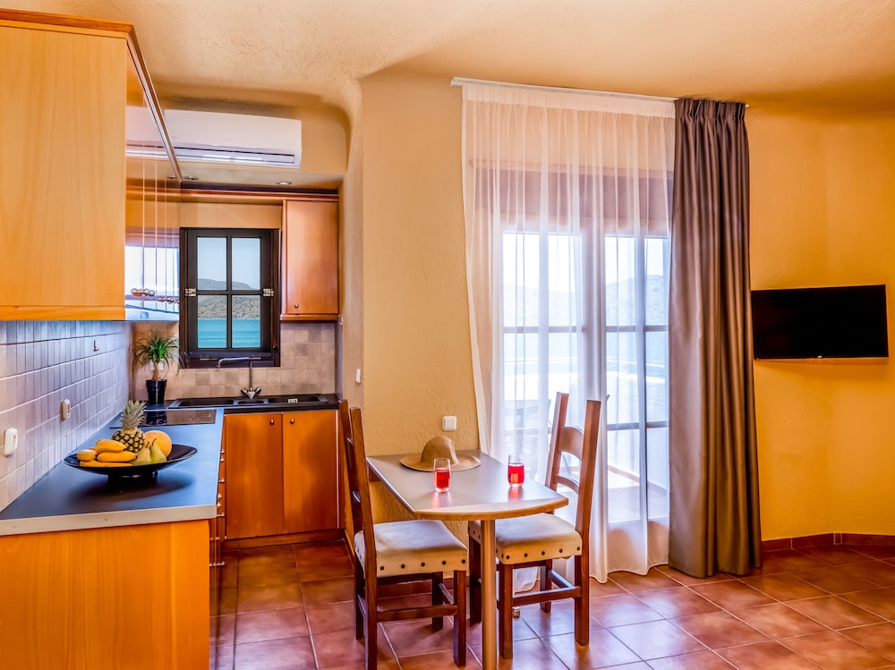 Elounda Alikes Suites & Studios — Hotel rooms in Elounda