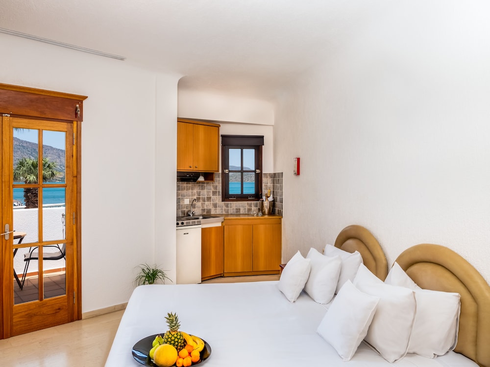 Elounda Alikes Suites & Studios — Hotel rooms in Elounda