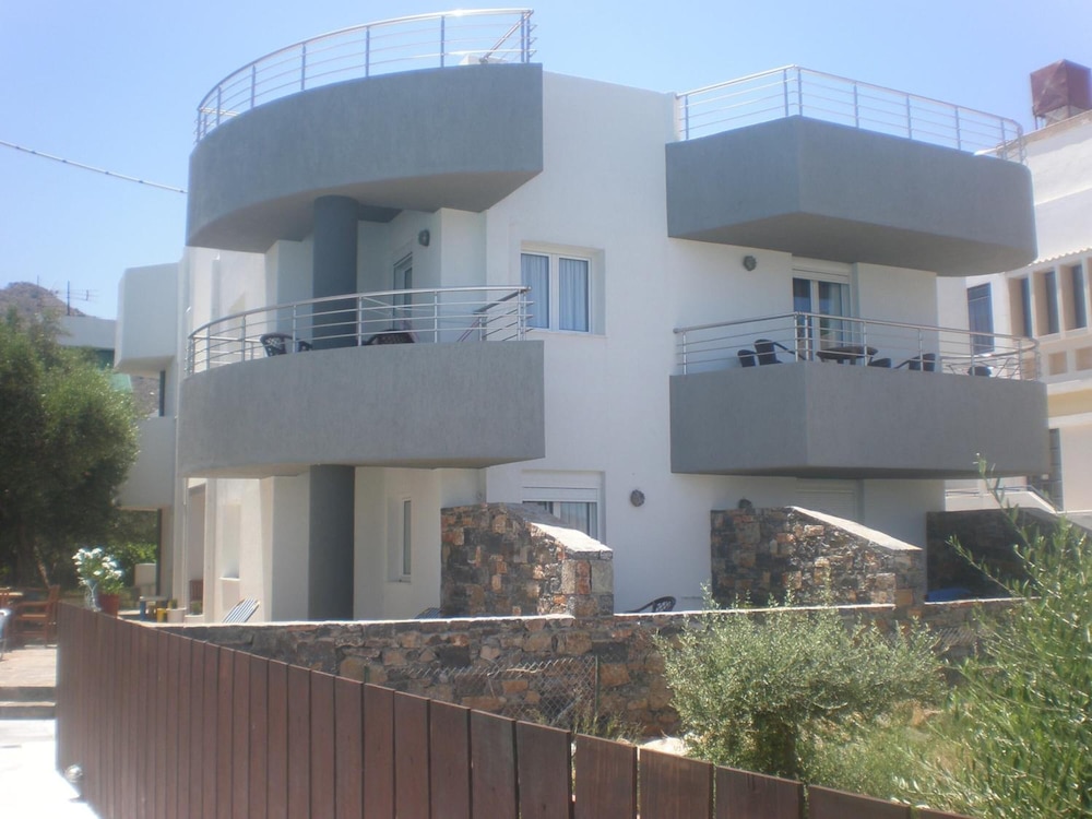 Elounda Alikes Suites & Studios — Hotel building in Elounda