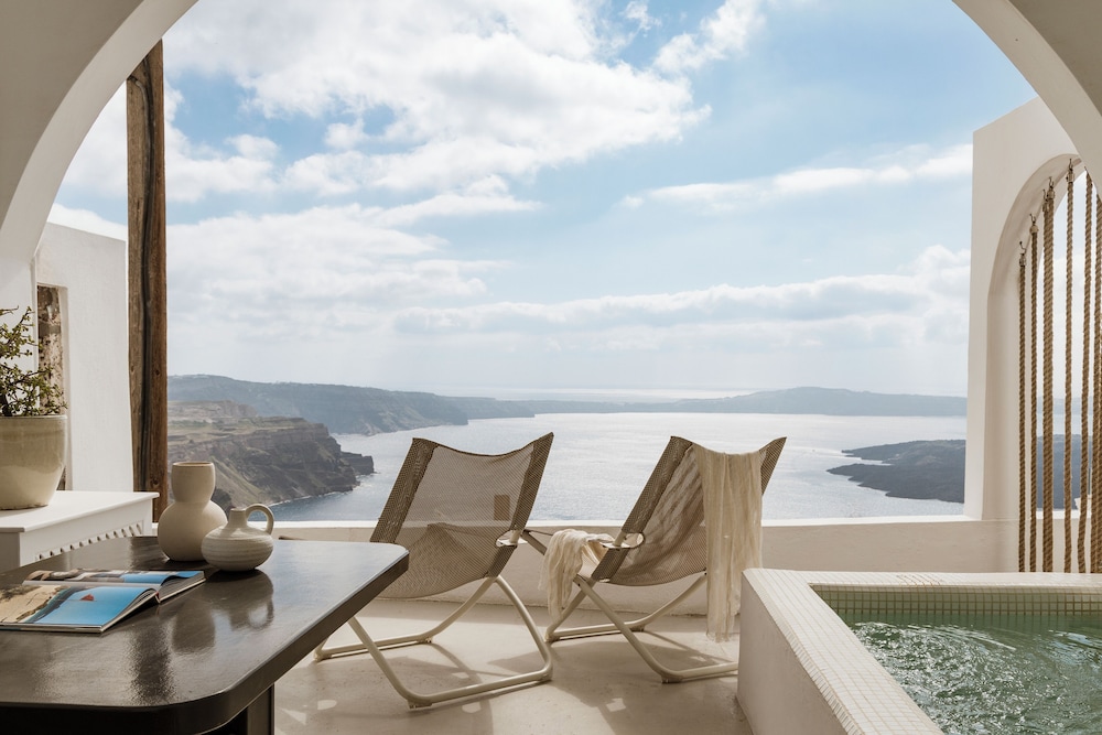 Aqua Luxury Suites — Hotel rooms in Imerovigli, South Aegean