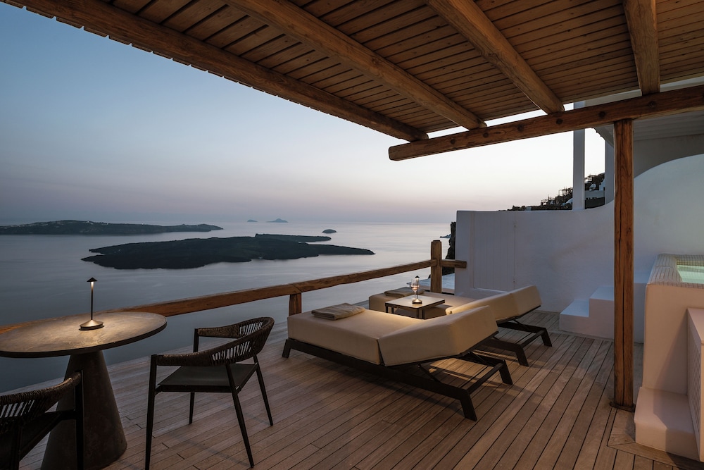 Aqua Luxury Suites — Hotel rooms in Imerovigli, South Aegean