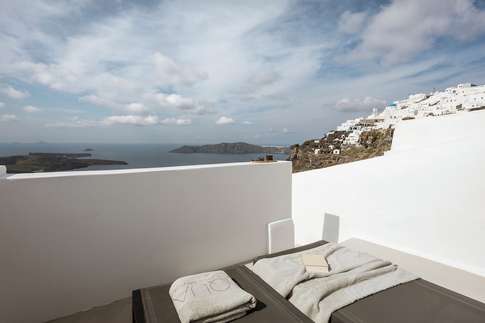 Aqua Luxury Suites — Hotel rooms in Imerovigli, South Aegean