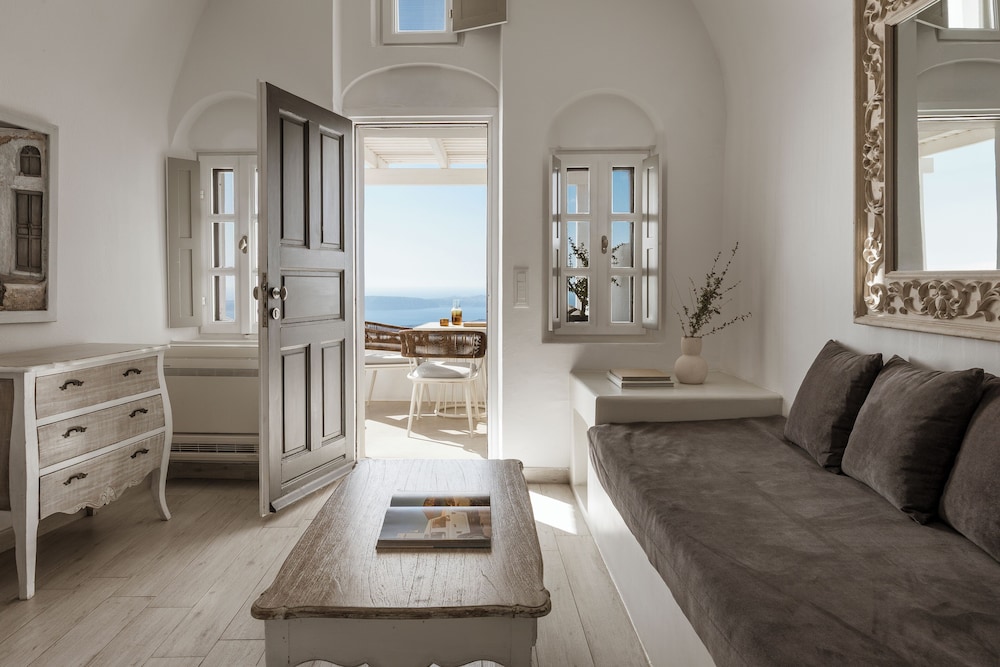 Aqua Luxury Suites — Hotel rooms in Imerovigli, South Aegean