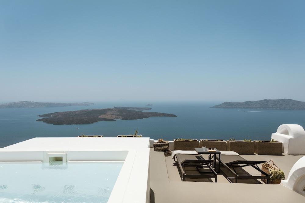 Aqua Luxury Suites — Swimming pool in Imerovigli, South Aegean