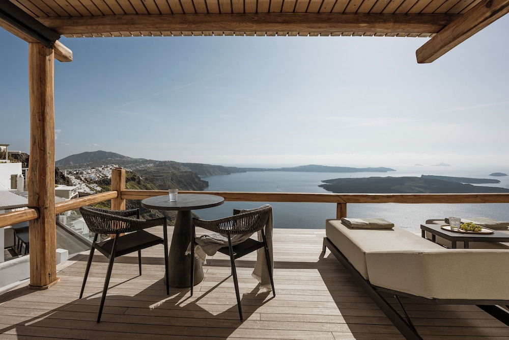 Aqua Luxury Suites — Hotel rooms in Imerovigli, South Aegean